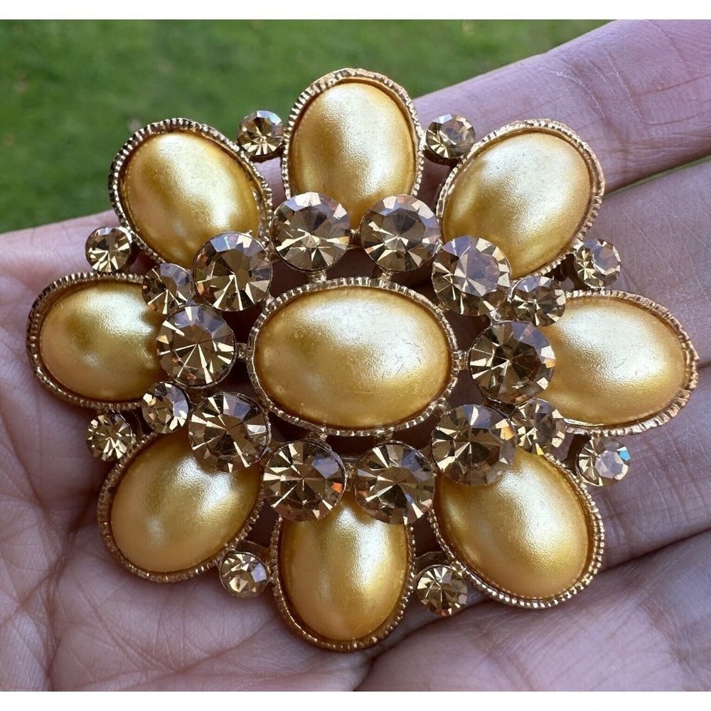 Vintage Brooch Pin 2 Inch Flower Shaped Champagne‎ Amber Rhinestones Faux Pearls